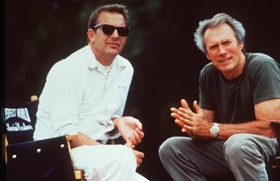 Perfect World Kevin Costner, Clint Eastwood (re.) 01/94 teu Film Kino Schauspiel USA Mann leger quer halb sitzend drau?-stock-photo