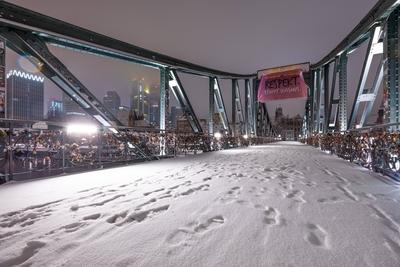 Der verschneite Eiserne Steg in Frankfurt am Main-stock-foto