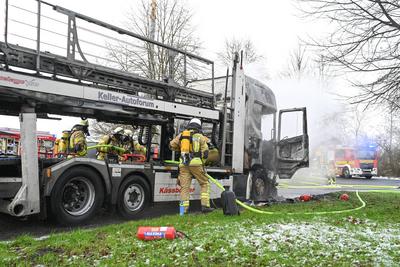 Brand eines  Autotransporters.-stock-photo