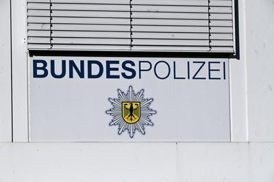 Logo Schriftzug der Bundespolizei an einem B?rocontainer am K?lner Hauptbahnhof *** Federal Police logo lettering on an-stock-foto