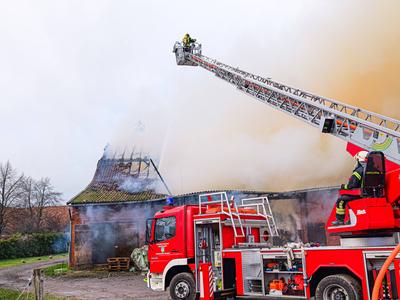Scheune in Th?nse in Vollbrand Gro?brand einer Scheune in Ortsteil Burgwedel - Th?nse. Zwei Drehleitern versuchen das Fe-stock-foto