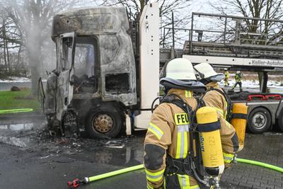 Brand eines  Autotransporters.-stock-photo