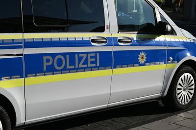 Schriftzug Polizei auf einem Polizeiwagen, Fahrzeug der Bundespolizei *** Police lettering on a police car, federal poli-stock-foto