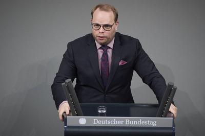 Berlin, Plenarsitzung im Bundestag Helge Lindh (SPD) w?hrend der Sitzung des Deutschen Bundestags am 02.12.2022 in Berl-stock-foto