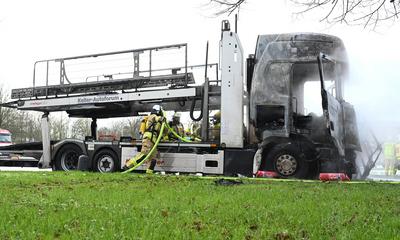 Brand eines  Autotransporters.-stock-photo