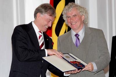 Verdienstorden 2009 Preistraeger Sir Simon Rattle, Bundespraesident Horst Koehler bei der Verleihung des Verdienstorden-stock-foto