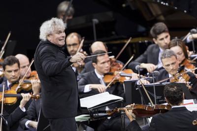 19/ Berliner Philharmoniker, Dirigent Sir Simon Rattle live in der Berliner Waldbuehne am 24.06.2018. Klassik, Orchester-stock-foto