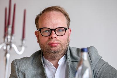 Roter Salon der SPD M?nster - Helge Lindh (SPD), Mitglied des Bundestages bei der Veranstaltung zum Thema Fl?chtlingspol-stock-photo