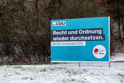 Winterwahlkampf: CDU-Plakat in verschneiter Landschaft-stock-photo