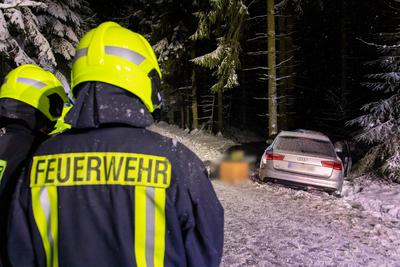 Wintereinbruch sorgt f?r Verkehrsbehinderungen und Unf?llen ? Bis zu 10 cm Neuschnee am Freitag-stock-foto