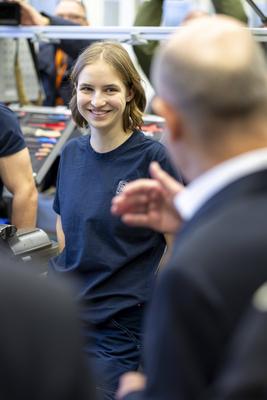 Bundeskanzler Scholz besucht Rolls-Royce-stock-foto