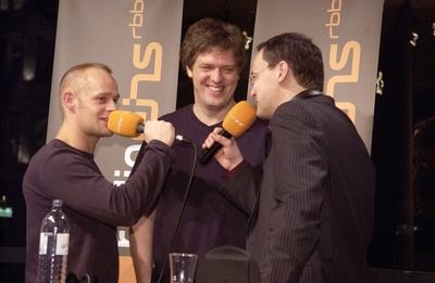 Bildnummer: 51106917  Datum: 14.02.2006  Copyright: imago/SeeligerV.l.n.r.: Schauspieler J?rgen Vogel und Regisseur Matthias Glasner zu Gast bei Knut Elstermann (alle GER) im Radio Eins Nighttalk anl?sslich der 56. Internationalen Filmfestspiele in Berlin zum Film DER FREIE WILLE, Personen , optimistisch; 2006, Berlin, 56. Internationale Filmfestspiele, Berlinale, G?ste, Studiogast, Studiog?ste, Pressetermin, RadioEins, Radiomoderator, Radiomoderatoren, Moderator, Moderatoren, Regisseure, Filmregisseur, Filmregisseure; , quer, Kbdig, Gruppenbild, close, Film, Kunst, Deutschland, Randbild, People-stock-photo