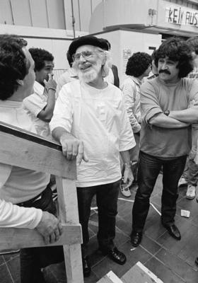 Der Dichter, katholische Priester und Kulturminister aus Nicaragua, Ernesto Cardenal, spricht mit Teilnehmern beim evan-stock-photo