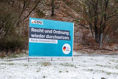 Winterwahlkampf: CDU-Plakat in verschneiter Landschaft-stock-photo