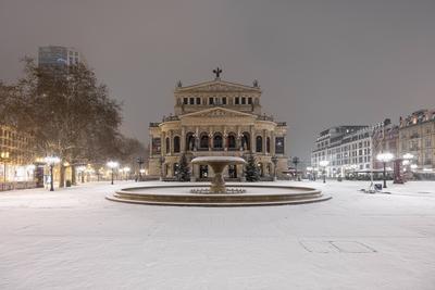Die verschneite Alte Oper in Frankfurt am Main-stock-photo