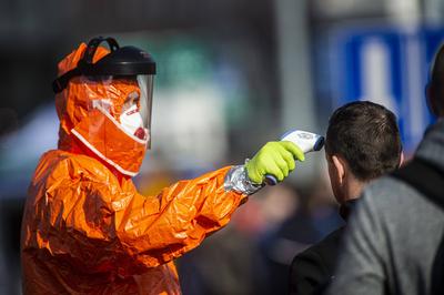 News Bilder des Tages Maenner in Schutzkleidung messen die Koerpertemperatur bei Einreisenden an der deutsch-polnischen-stock-foto