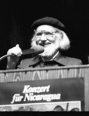 Ernesto Cardenal (Autor) 09/82 wolf Ernesto Cardenal am 25.09.1982 in der Grugahalle in Essen beim Antikriegstag 82 der-stock-foto