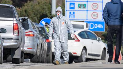 Frankfurt Oder GER, Frankfurt Oder - Grenzuebergang, 21.03.2020 Beamte kontrollieren Fahrzeuge und Passanten, Themenbil-stock-foto