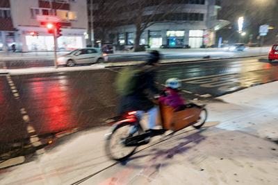 05.01.2025,Berlin,Schneefall im Bezirk Wilmersdorf Ortsteil Halensee (Kurf?rstendamm) eine Person ist mit Kind auf einen-stock-foto
