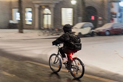 05.01.2025,Berlin,Schneefall im Bezirk Wilmersdorf Ortsteil Halensee (Kurf?rstendamm) eine Person ist mit einen Fahrrad-stock-foto