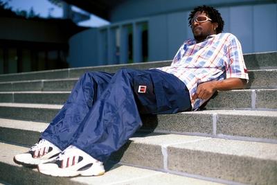 Bildnummer: 50193980  Datum: 15.11.2002  Copyright: imago/EisendModel in der Streetwear-Kollektion von -Timezone-, Personen; 2002, Herbstmode, Herbstkollektion, Streetwear, Mode, Freizeitmode, Freizeitkleidung, Freizeitbekleidung, Kleidung, Bekleidung, Marke, Modemarke, Models, Model, Mann, M?nner, Sportswear, Sportkleidung, Sportbekleidung, Hose, Hosen, T-Shirts, Shirt, Turnschuhe, Jogginghose, Jogginghosen, Sporthose, Sporthosen; , quer, Kbdia, Einzelbild, Deutschland,  , Beauty, Fashion / Freisteller, cool, Coolness,; Aufnahmedatum gesch?tzt-stock-foto