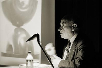 Literaturwerkstatt Berlin Der Autor und Poet Eugen Gomringer liest in der Literaturwerkstatt Berlin in einer Veranstalt-stock-foto