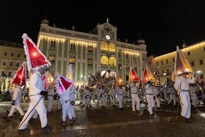 Traditional Gloecklerlauf ceremony at Gmunden?s town hall. The Gloecklerlauf is a often organised by locals from around-stock-foto