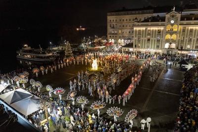 Traditional Gloecklerlauf ceremony at Gmunden?s town hall. The Gloecklerlauf is a often organised by locals from around-stock-foto