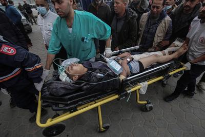 Palestinians transfer wounded and martyrs to Al-Aqsa Martyrs Hospital after Israeli warplanes targeted a group of citizens-stock-foto