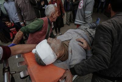 Palestinians transfer wounded and martyrs to Al-Aqsa Martyrs Hospital after Israeli warplanes targeted a group of citizens-stock-foto