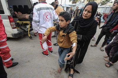 Palestinians transfer wounded and martyrs to Al-Aqsa Martyrs Hospital after Israeli warplanes targeted a group of citizens-stock-foto