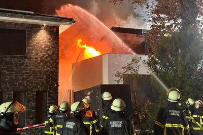 Einfamilienhaus in Hummelsb?ttel steht lichterloh in Flammen - zwei schwer verlerzte Personen-stock-foto