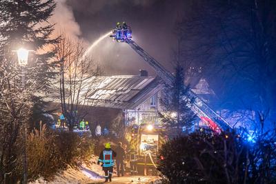 Wohnhaus nach Brand unbewohnbar ? Zahlreiche Einsatzkr?fte im Einsatz-stock-foto