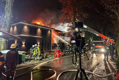 Einfamilienhaus in Hummelsb?ttel steht lichterloh in Flammen - zwei schwer verlerzte Personen-stock-foto