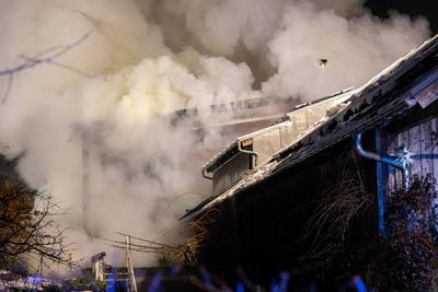 Wohnhaus nach Brand unbewohnbar ? Zahlreiche Einsatzkr?fte im Einsatz-stock-foto