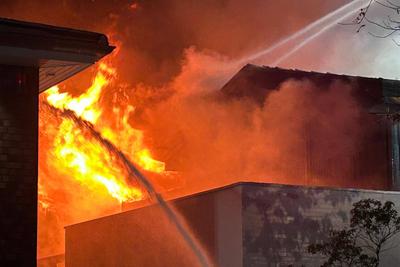 Einfamilienhaus in Hummelsb?ttel steht lichterloh in Flammen - zwei schwer verlerzte Personen-stock-foto