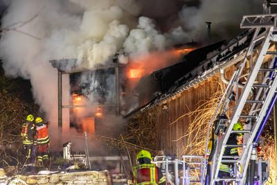 Wohnhaus nach Brand unbewohnbar ? Zahlreiche Einsatzkr?fte im Einsatz-stock-foto