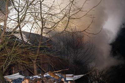 Wohnhaus nach Brand unbewohnbar ? Zahlreiche Einsatzkr?fte im Einsatz-stock-foto