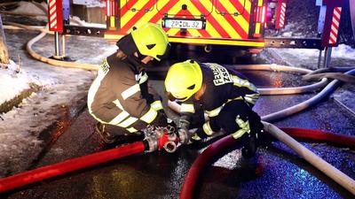 Wohnhaus nach Brand unbewohnbar ? Zahlreiche Einsatzkr?fte im Einsatz-stock-foto