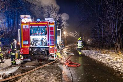 Wohnhaus nach Brand unbewohnbar ? Zahlreiche Einsatzkr?fte im Einsatz-stock-foto