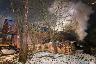 Wohnhaus nach Brand unbewohnbar ? Zahlreiche Einsatzkr?fte im Einsatz-stock-foto