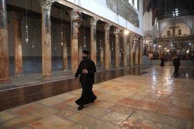 Christians take part in a Christmas Eve procession in Manger Square leading to the Church of the Nativity during Eastern Orthodox Christmas celebrations-stock-foto