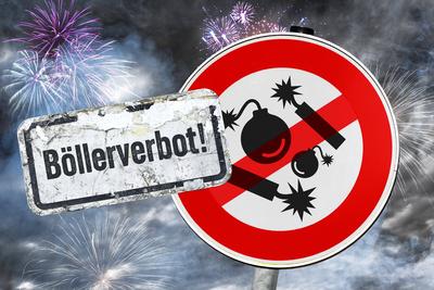 FOTOMONTAGE, Schild mit durchgestrichenen B?llern und Kugelbomben und Schild mit Aufschrift B?llerverbot *** PHOTOMONTAG-stock-foto