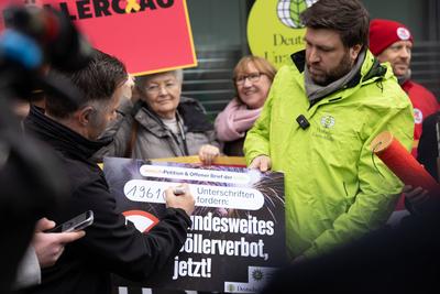 Rund zwei Millionen Unterschriften fuer Boellerverbot uebergeben-stock-foto
