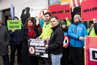 Rund zwei Millionen Unterschriften fuer Boellerverbot uebergeben-stock-foto