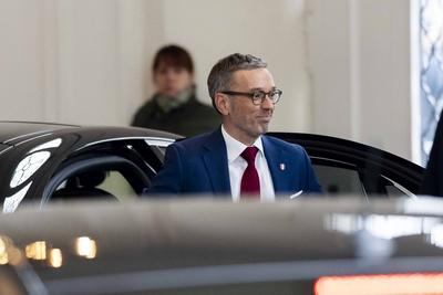 HERBERT KICKL arriving at Hofburg-stock-foto