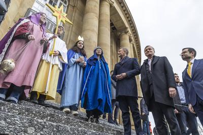 Die Hl. Drei K?nige besuchen die Partei im Opernhaus. Von rechts Dr. Marco Buschmann MdB, designierter Generalsekret?r d-stock-foto