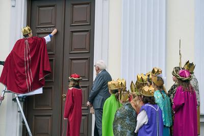 Bundespraesident Steinmeier empfaengt Sternsinger-stock-photo