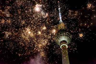 Feuerwerk vor dem Berliner Fernsehturm. / Fireworks in front of the Berlin TV tower. snapshot-photography/F.Boillot ***-stock-foto