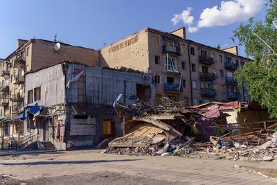 Ruined civilian buildings near the station in Kostiantynivka. A shop and residential buildings destroyed by the Russians-stock-foto